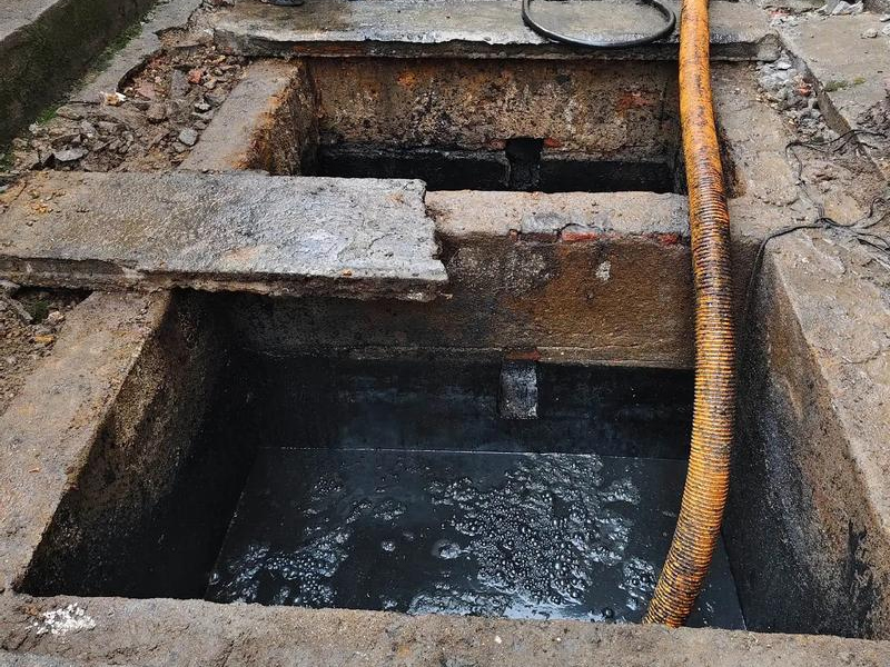 新庄清理化粪池